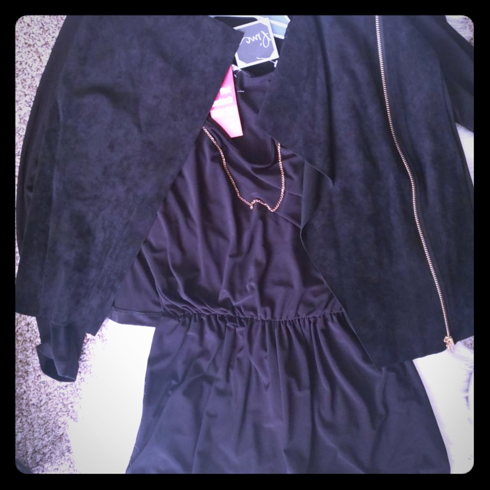 Rumper and a cold zipper velvet jacket